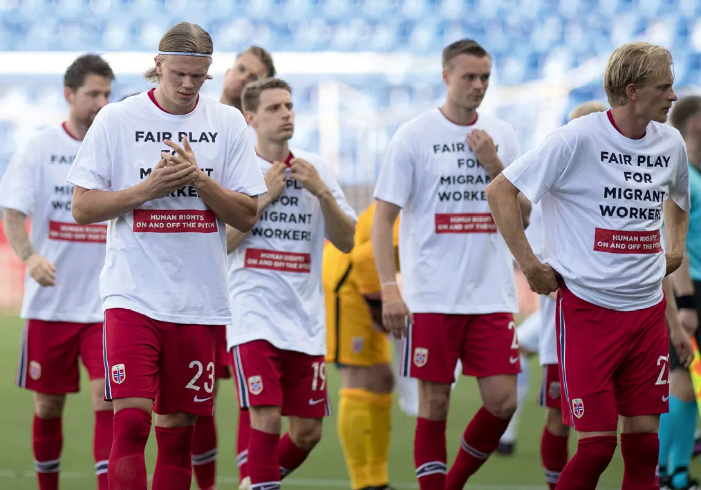 Des joueurs de l'équipe de football de Norvège portent un tee-shirt
défendant les droits des travailleurs migrants au Qatar.
