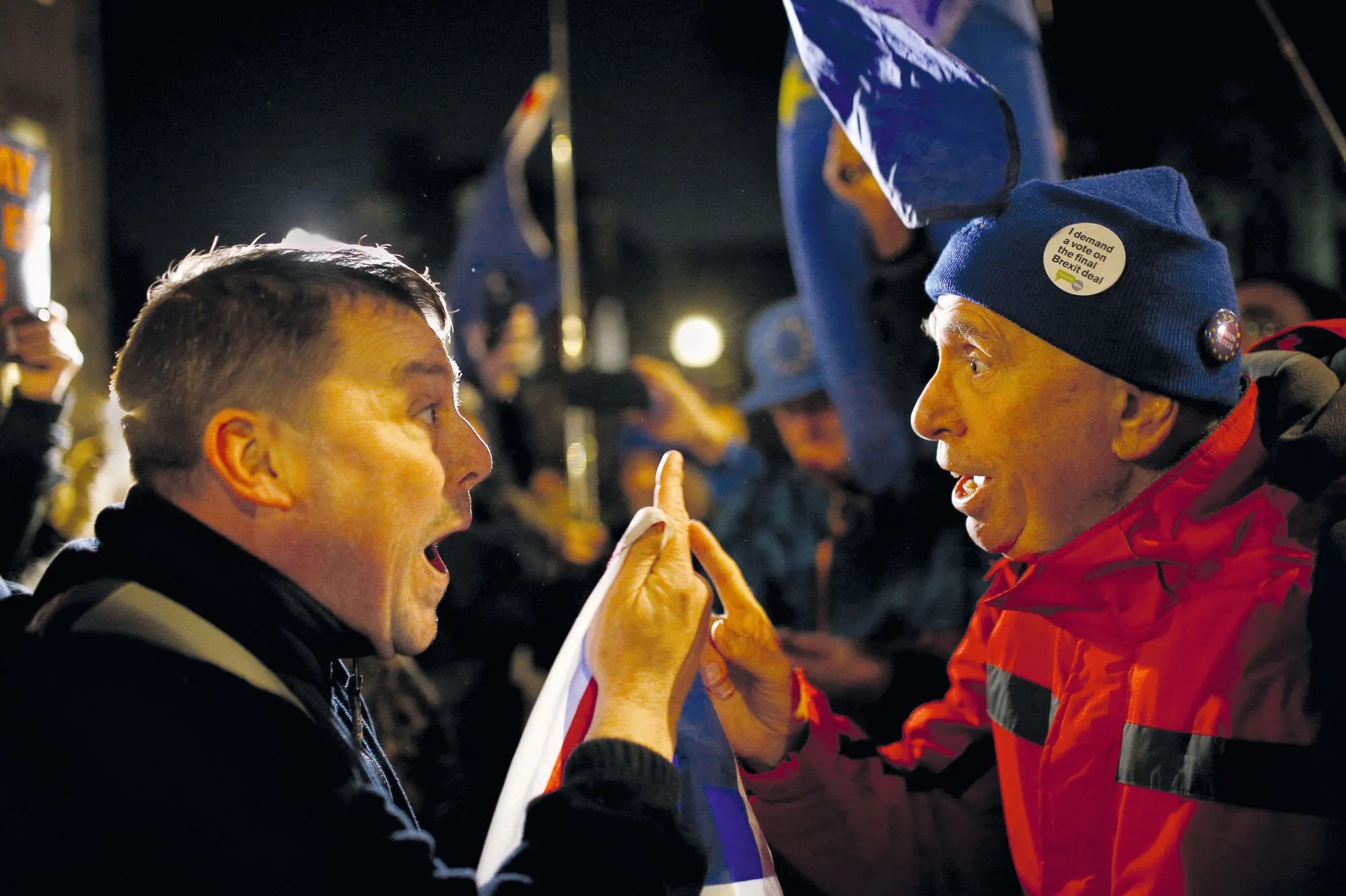 Henry Nicholls, Affrontement entre un pro-Brexit et un anti-Brexit à Londres, le 11 décembre 2018.