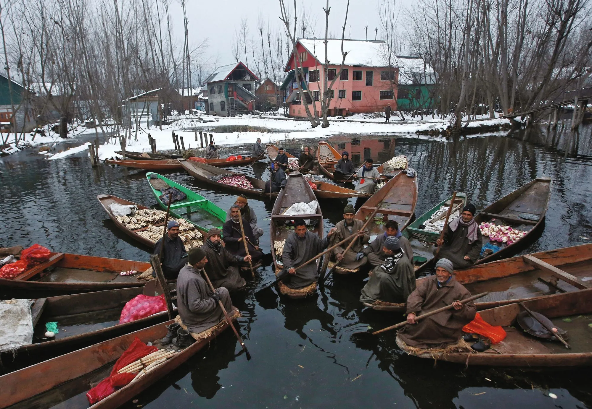 Un marché flottant à Srinagar en Inde.