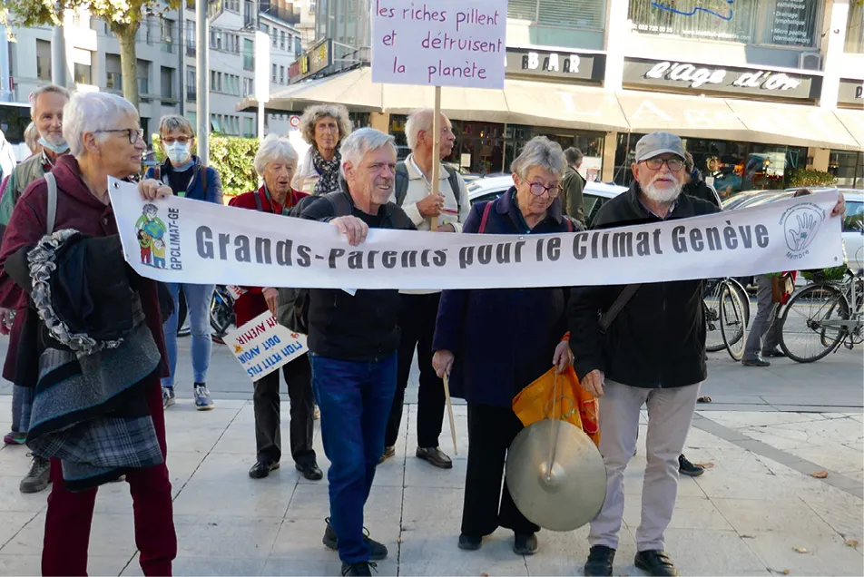 Des manifestants lors de la « Grève du climat » à Genève, en octobre 2021.