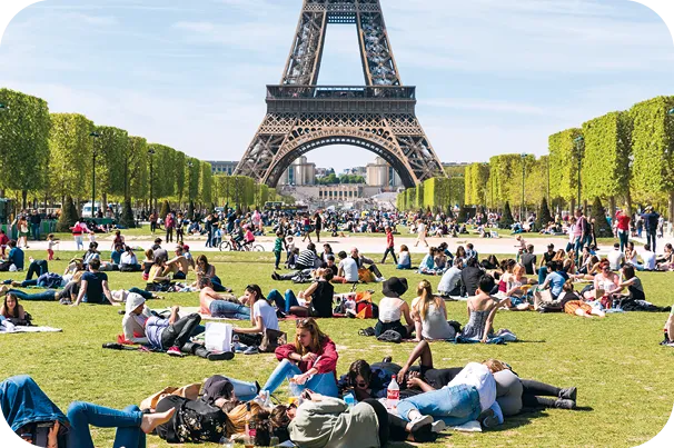 Photographie foule au Champs de Mars près de la Tour Eiffel