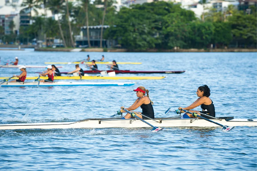 photo de personnes faisant de l'aviron