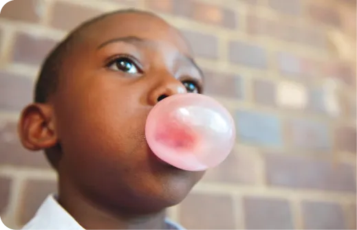 Enfant avec chewing-gum