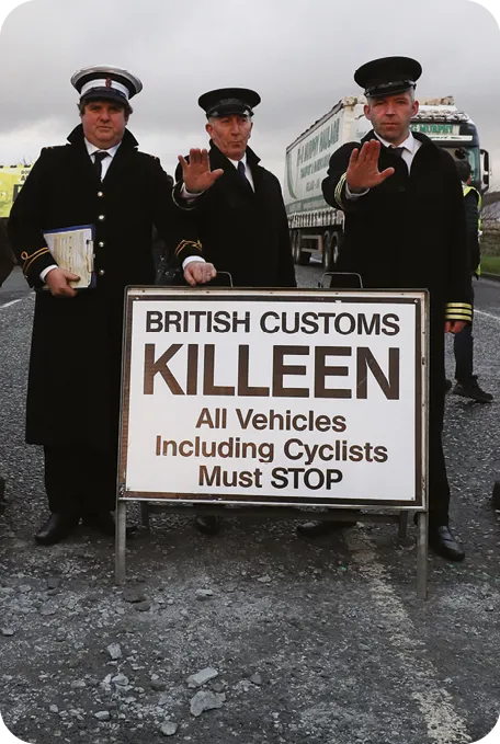Une maquette de contrôle tenus par des acteurs habillés comme des agents des douanes construit pendant un Brexit rassemblement à la frontière irlandaise près de Carrickcarnan, Co Louth.