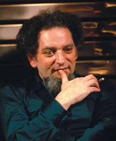 Photographie de Georges Perec, écrivain français, pensif, cigarette à la main.