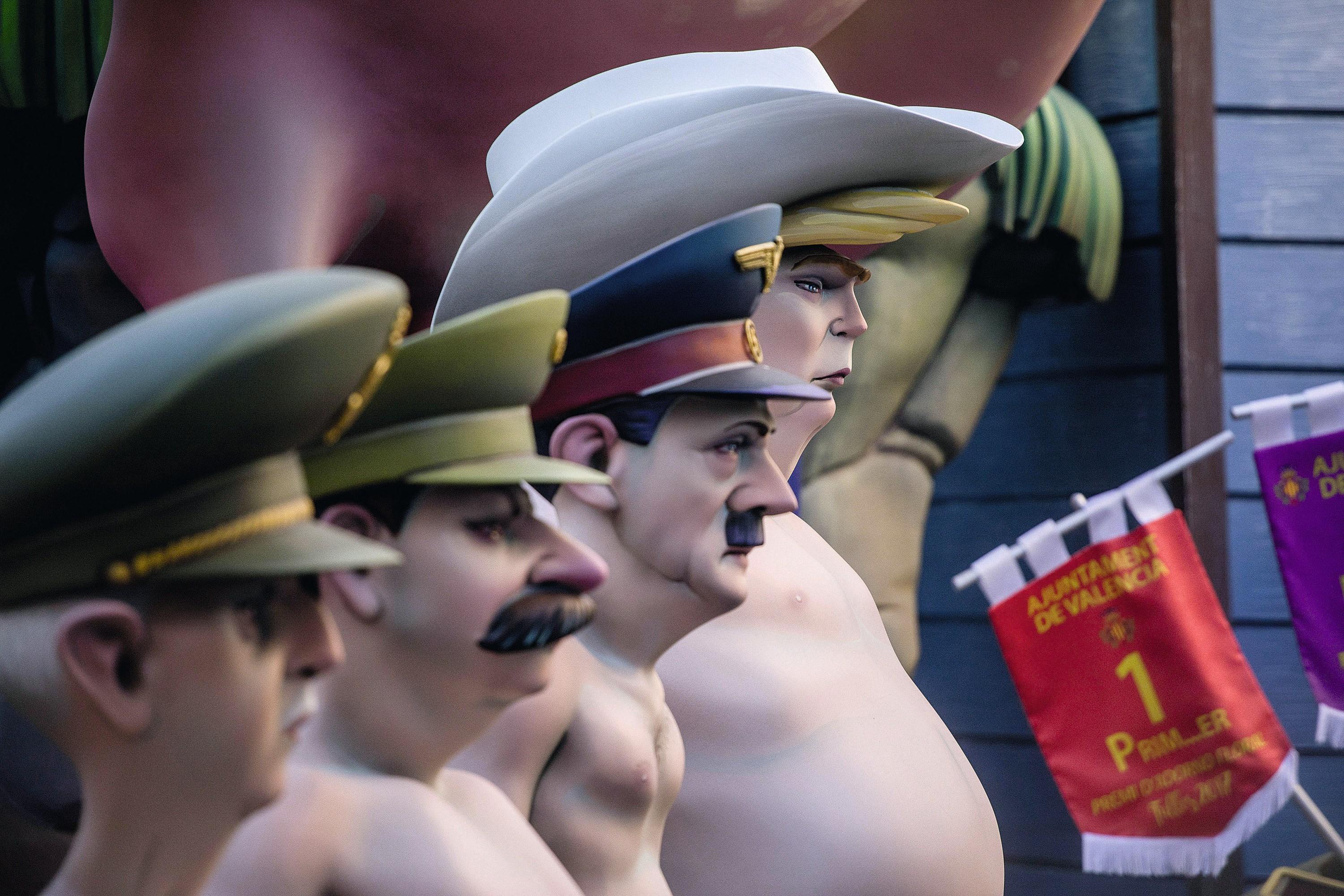 Figuras que representan a los dictadores Francisco Franco, Joseph Stalin, Adolf Hitler,  y al presidente de los Estados Unidos,  Donald Trump, Fallas de Valencia 2019. 