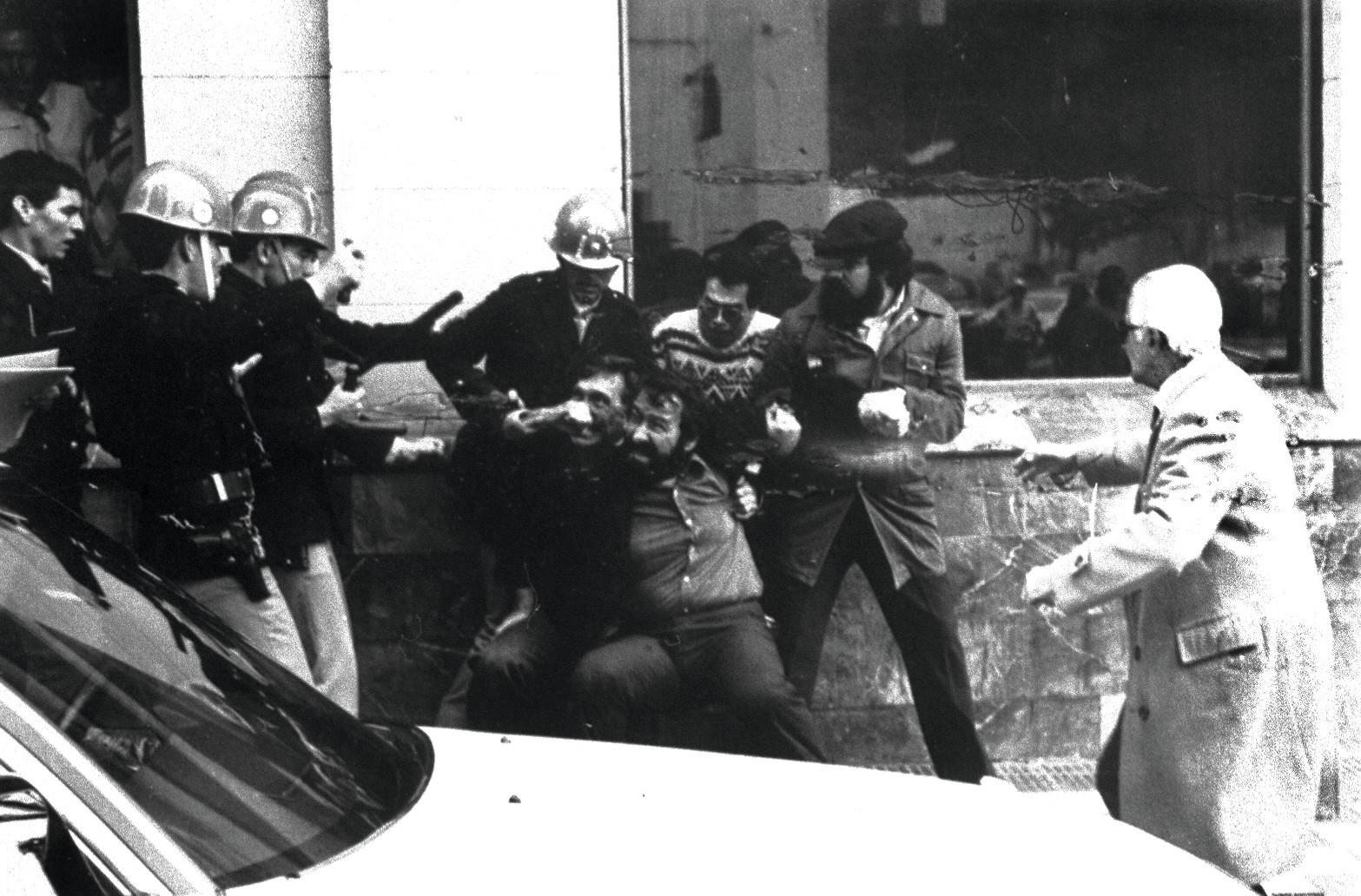 Vivir, morir o sobrevivir bajo dictaduras Lelivrescolaire.fr