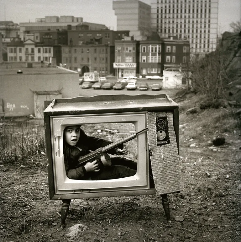 Arthur Tress, Boy in Television set, 1972, Boston, États-Unis. 