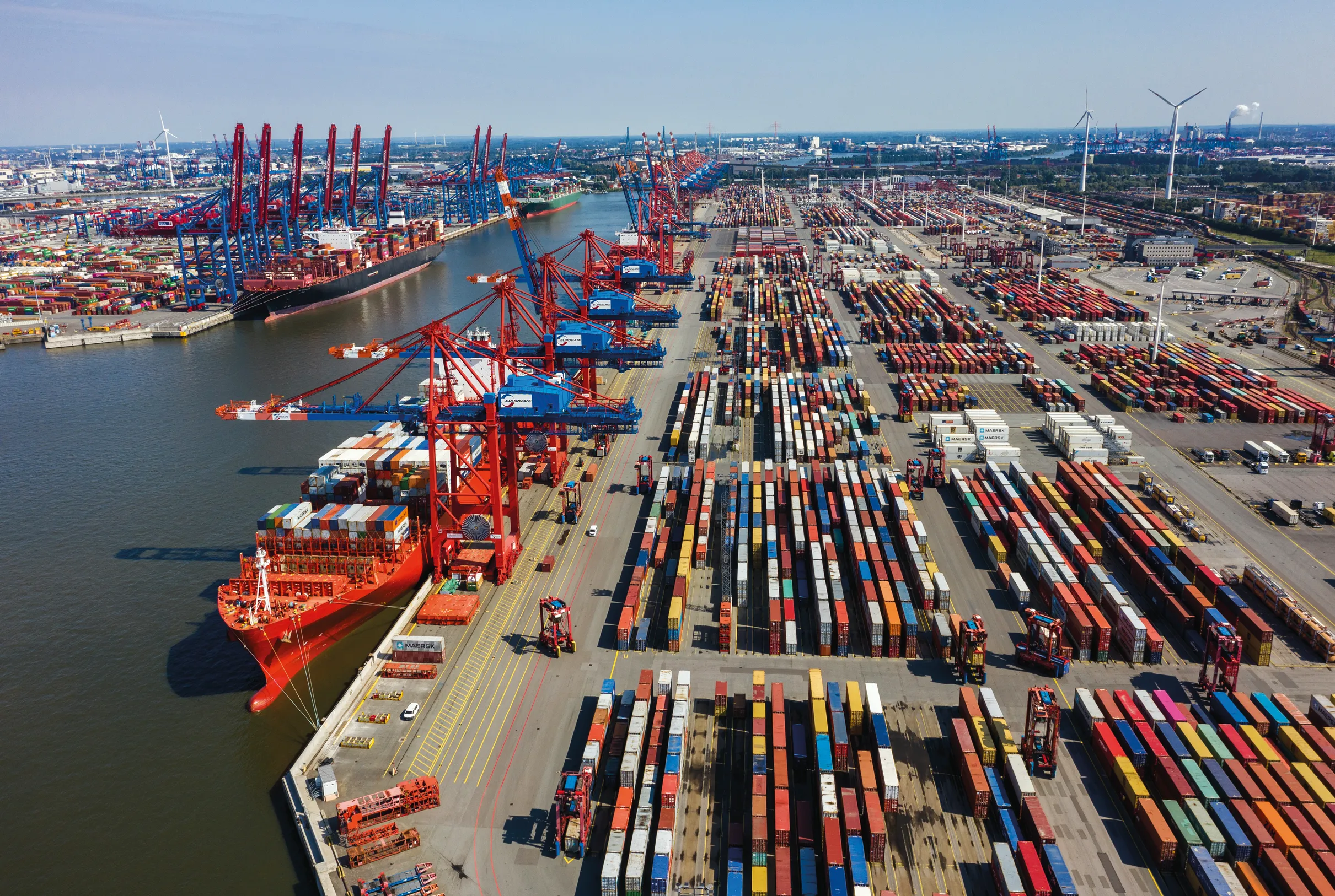 Photographie du terminal à conteneurs du port de Hambourg, le plus grand port de commerce d'Allemagne.