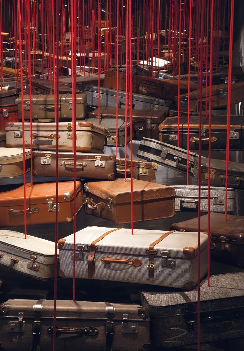 Chiharu Shiota, Accumulation - Searching for the Destination, 2014, The New Art Gallery Walsall, Royaume-Uni. Photographie de Jonathan Shaw.