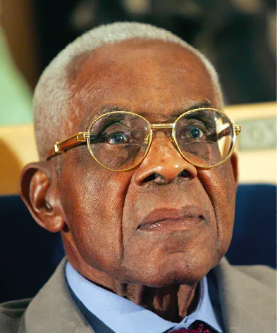 Portrait d'Aimé Césaire, homme politique et écrivain martiniquais, portant des lunettes rondes.