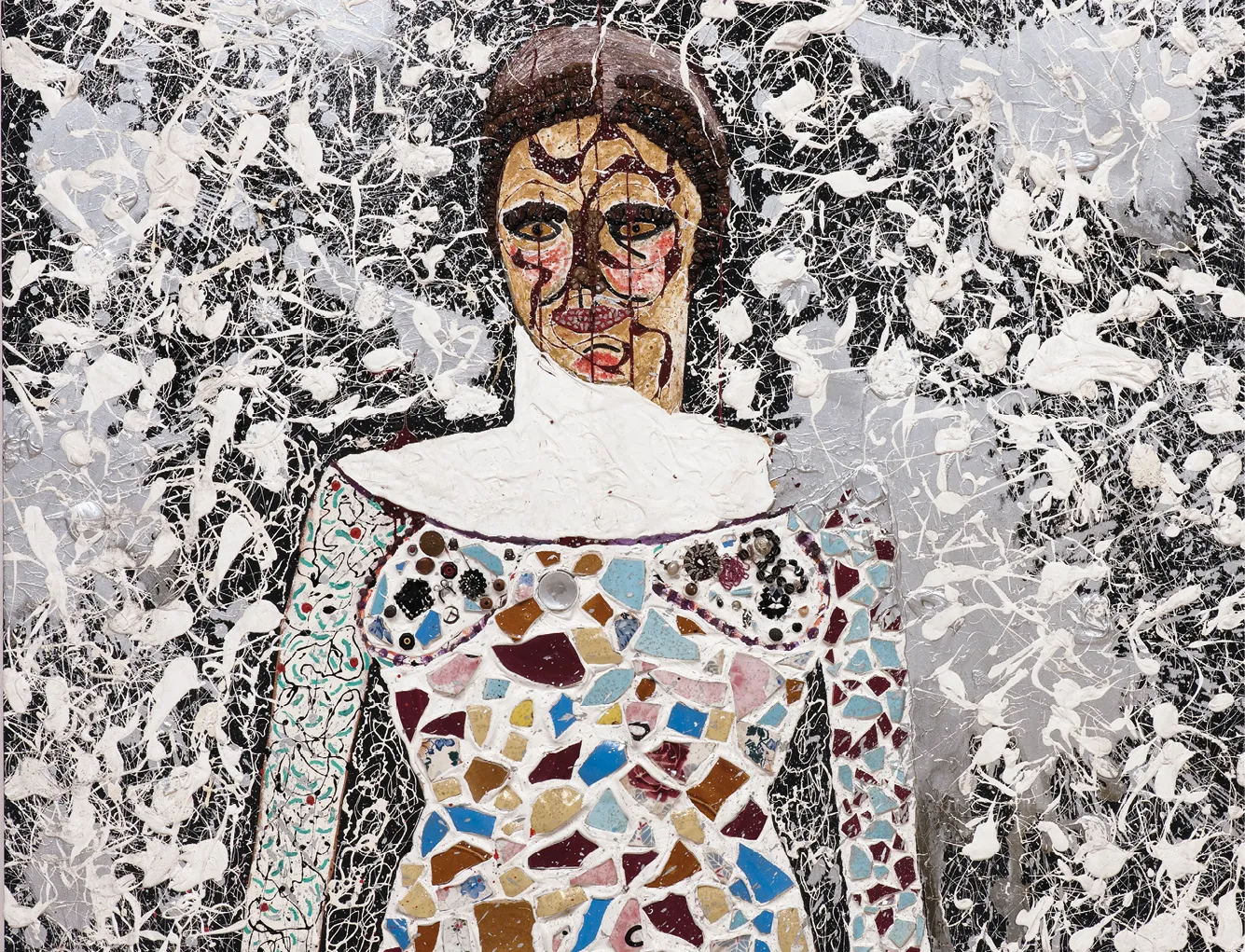 Mosaïque d'autoportrait de Niki de Saint Phalle, vers 1959. Une femme est représentée, le corps en mosaïque colorée, sur fond noir et blanc.