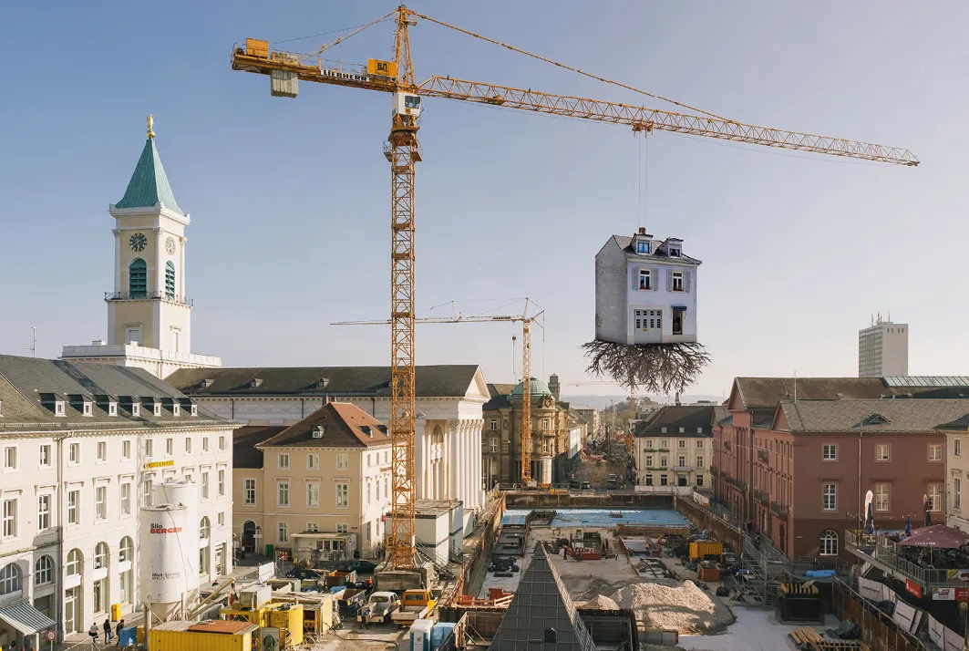 Leandro Erlich, Pulled by the Roots, 2015, installation au-dessus de la place du marché à Karlsruhe, Allemagne.