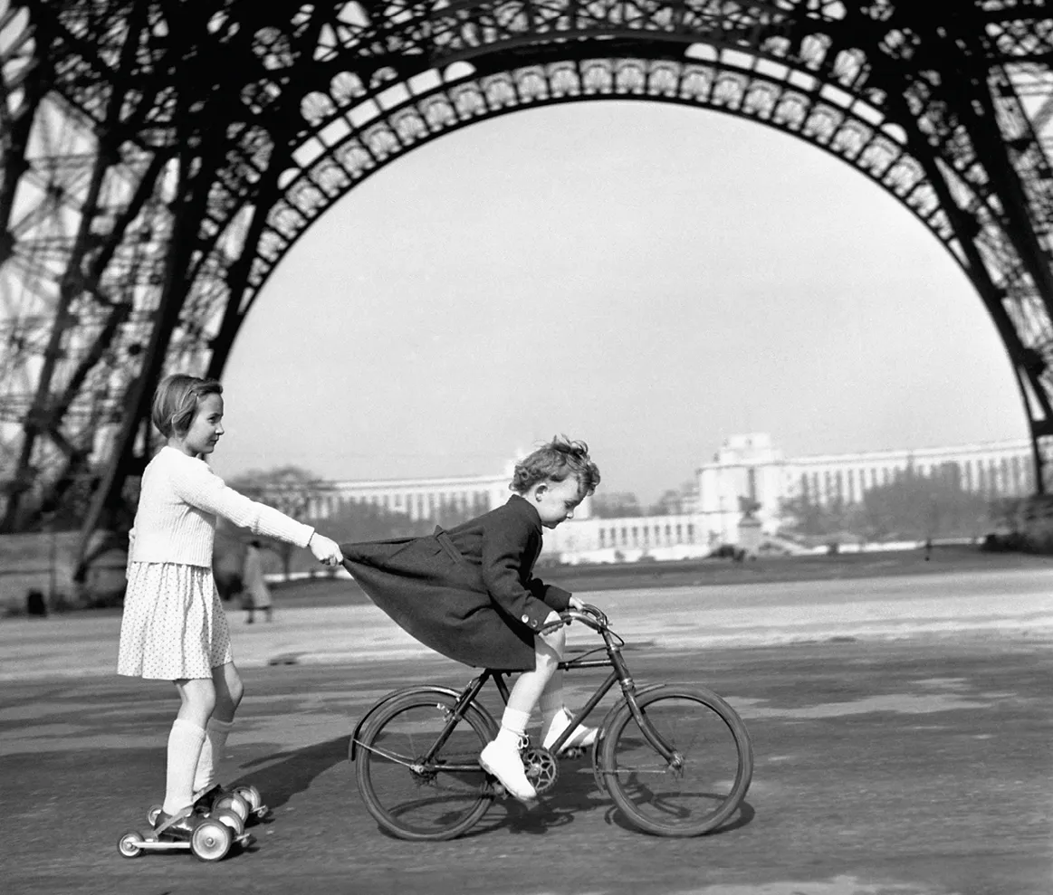 Robert Doisneau, Le Remorqueur du Champ de Mars, 1943, photographie noir et blanc, atelier Robert Doisneau, Paris, France.