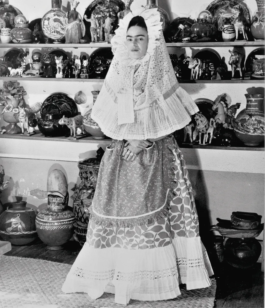  Bernard Silberstein, Frida Kahlo en costume tehuana, 1940, photographie, musée d'art de Cincinnati, Ohio, États-Unis.