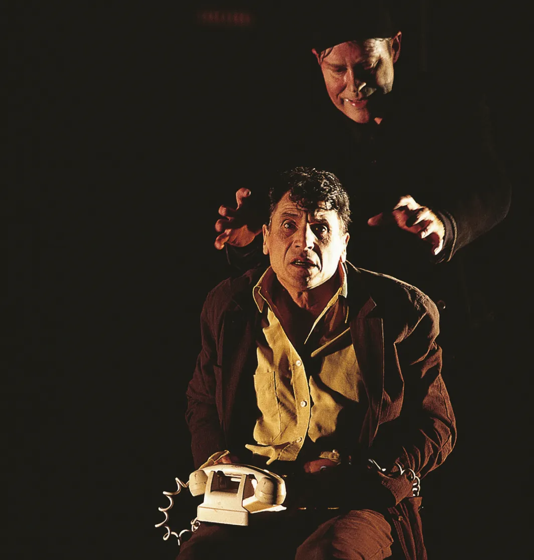 Michel Chassat, photographie de Serge Maggiani et Hugues Quester jouant Bérenger et Jean, dans la mise en scène de Rhinocéros, par Emmanuel Demarcy-Mota, Théâtre de la Ville, 2019-2020.