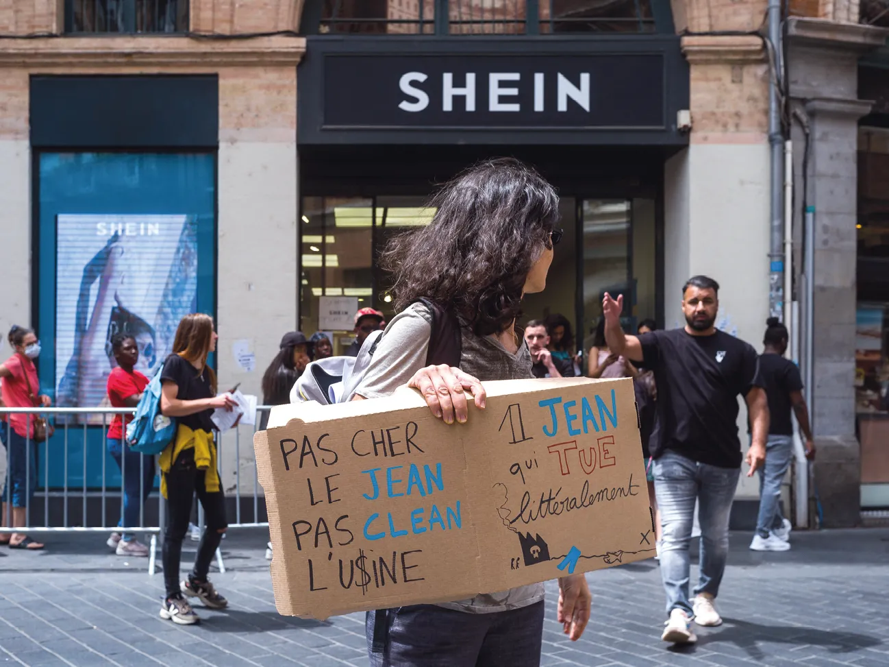 Photographie prise lors de
la mobilisation du mouvement Extinction Rebellion
contre l'installation d'un magasin éphémère à Toulouse