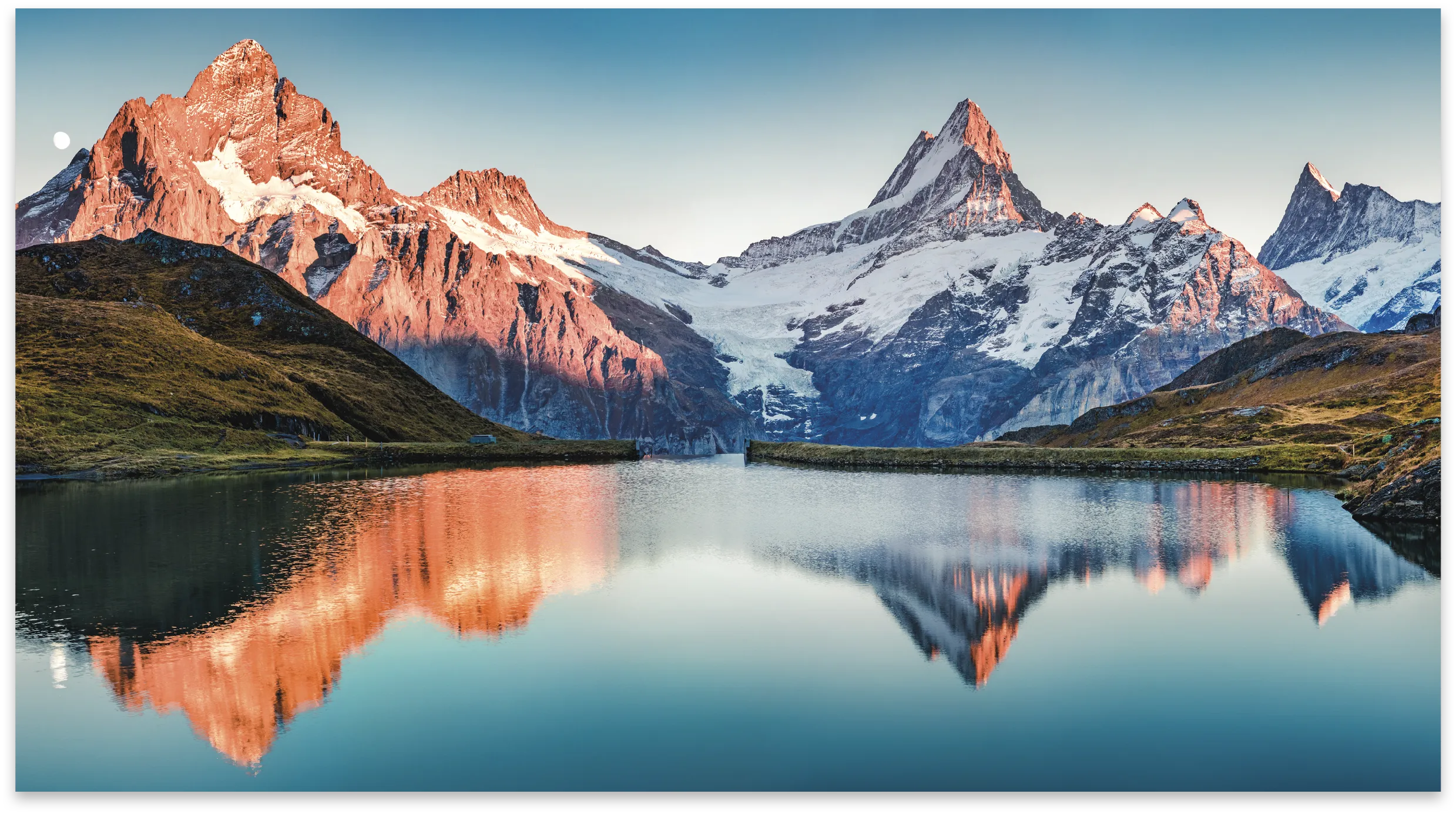 Montagnes enneigé au bord d'un lac