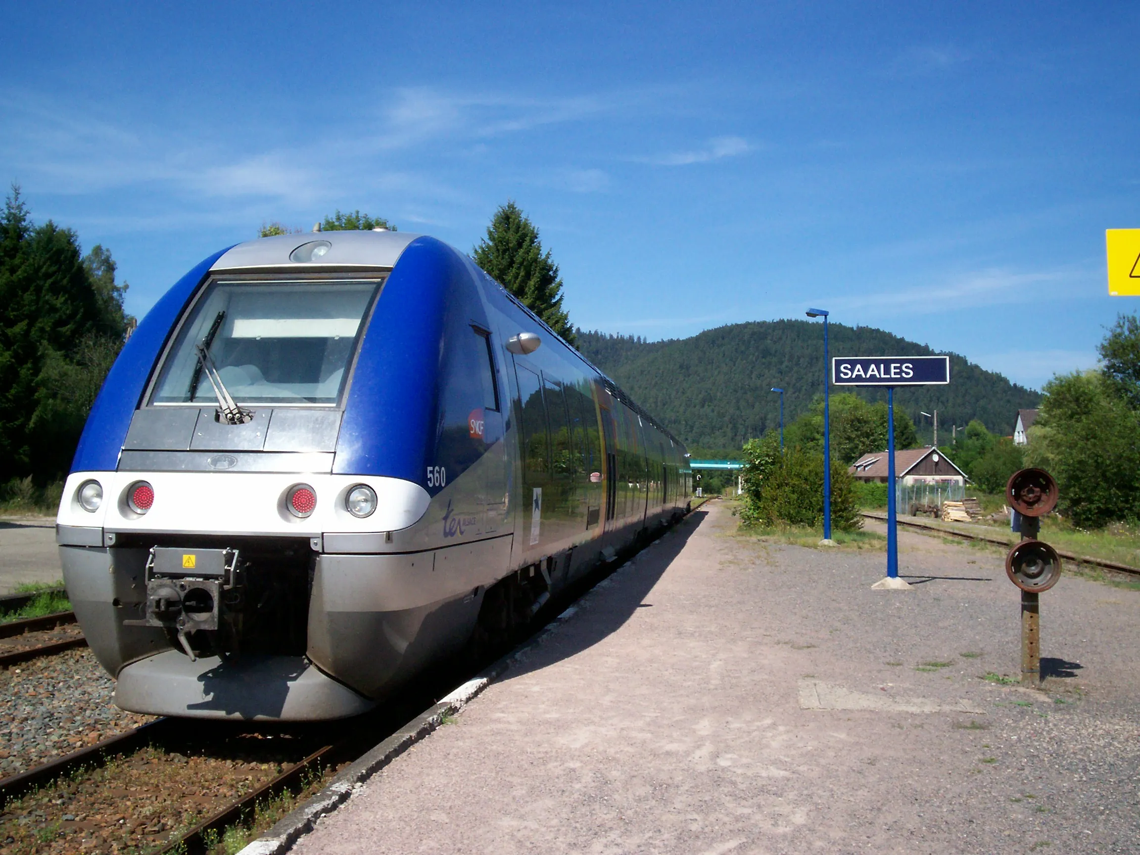 Un train sur une gare