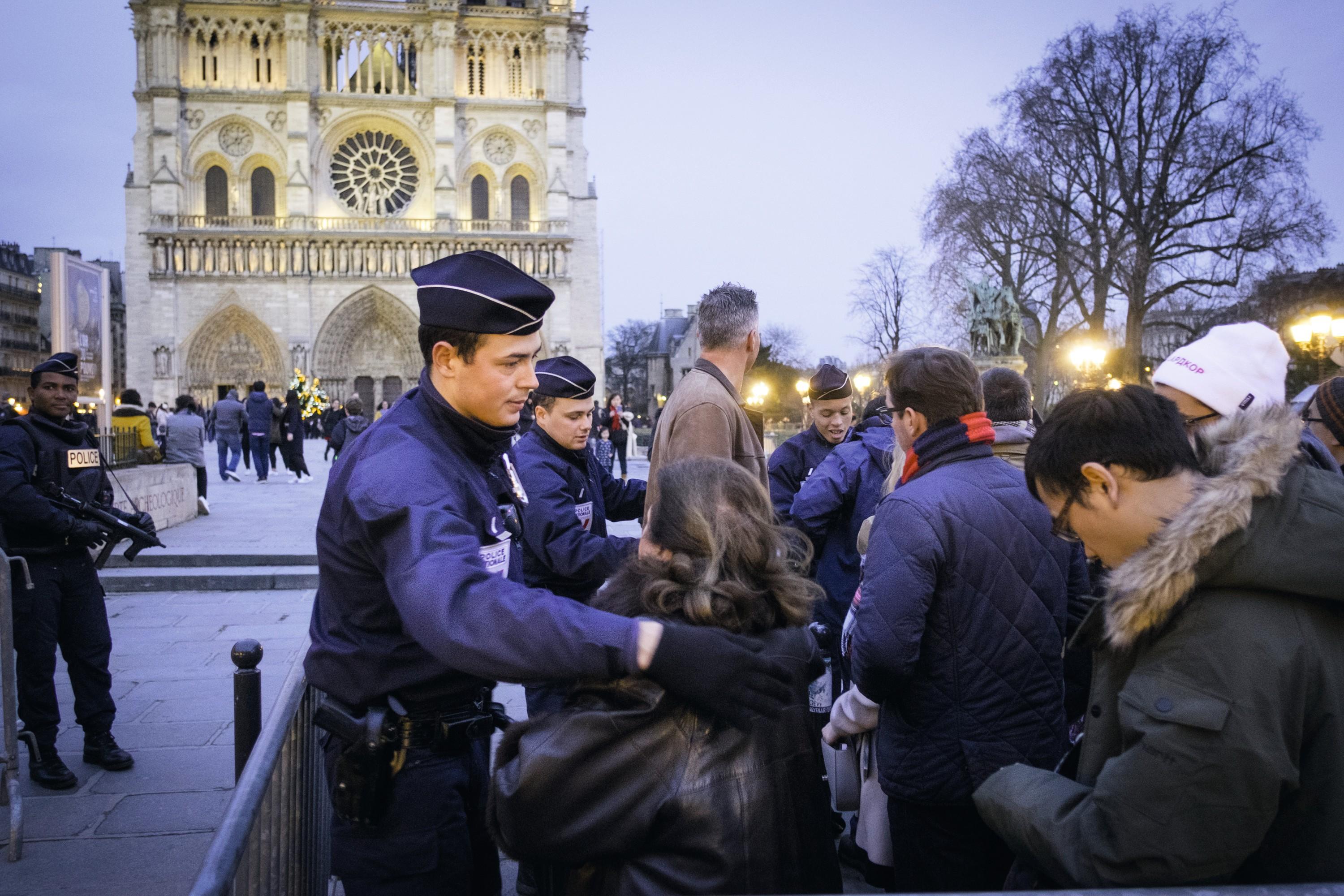 Un contrôle de police devant la
cathédrale Notre-Dame de Paris,
24 décembre 2016.